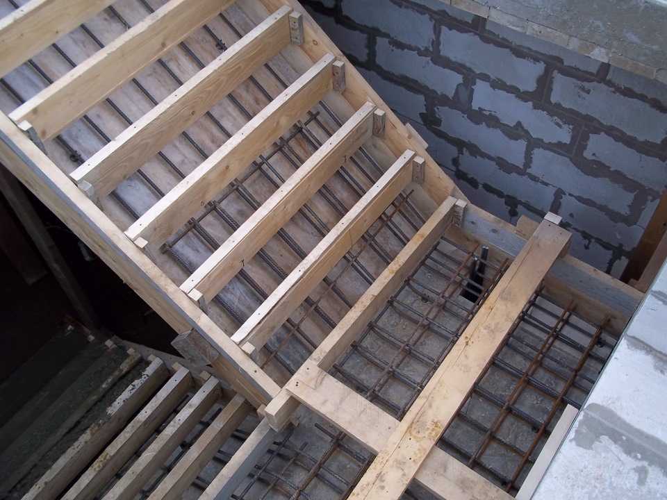 Монолитная входная лестница из армированного бетона своими руками пошагово