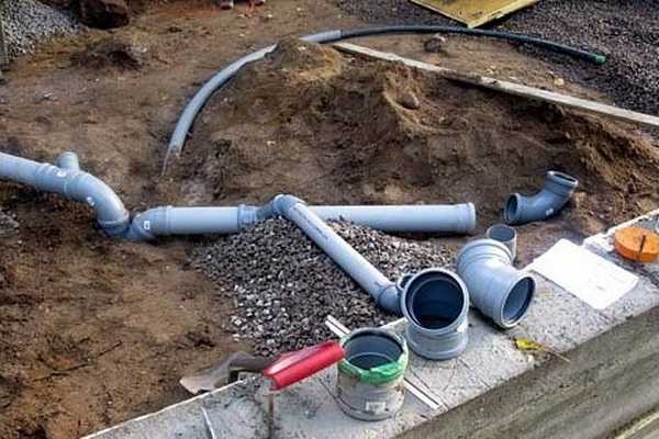 Монтаж канализации из пластиковых труб: устройство системы | ремонт и дизайн ванной комнаты