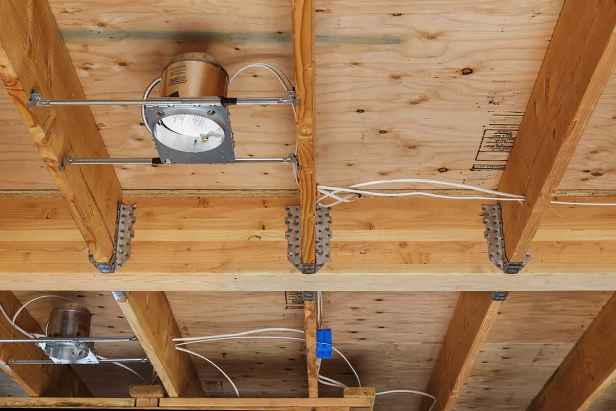 Монтаж электропроводки в каркасном доме: правила и пошаговая инструкция