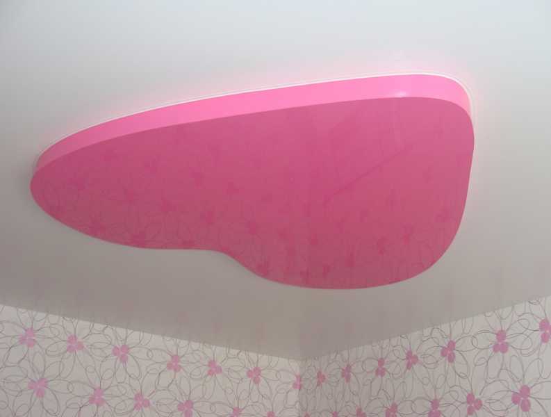 Розовый натяжной потолок в интерьере