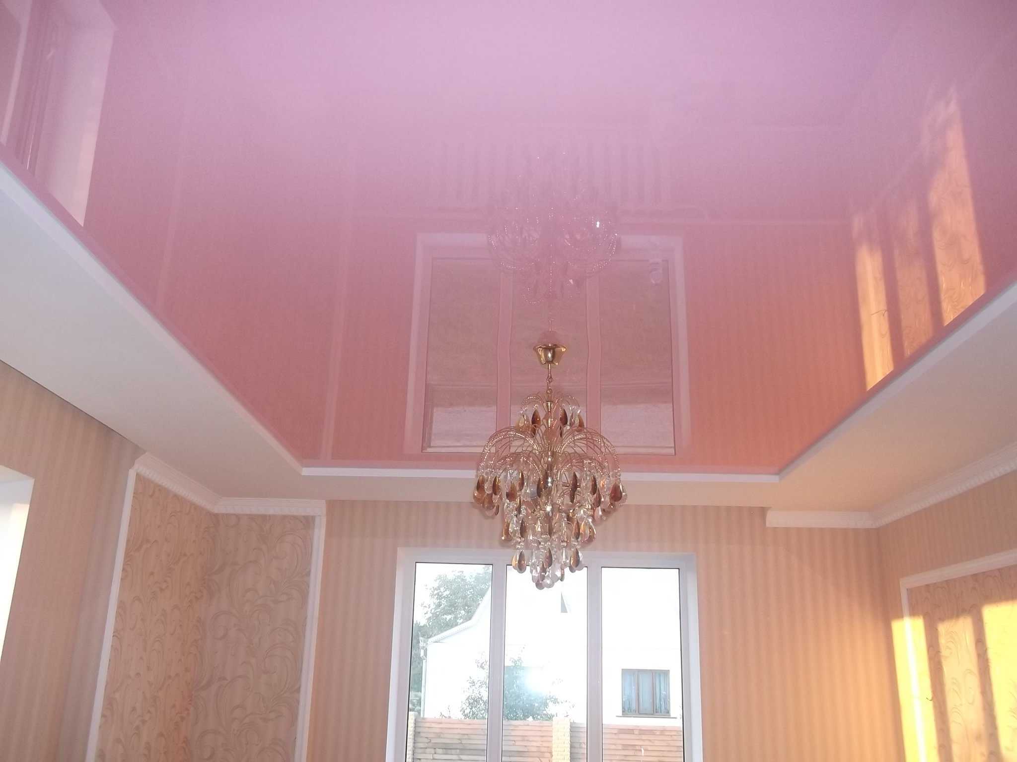 Розовый потолок какие обои подойдут