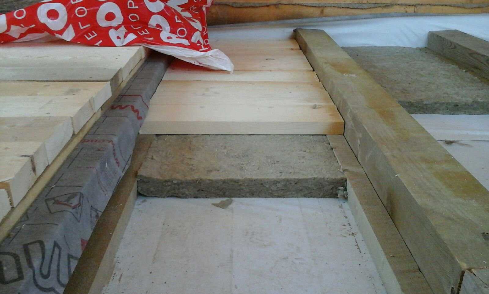 Как сделать деревянные полы по бетонному основанию?